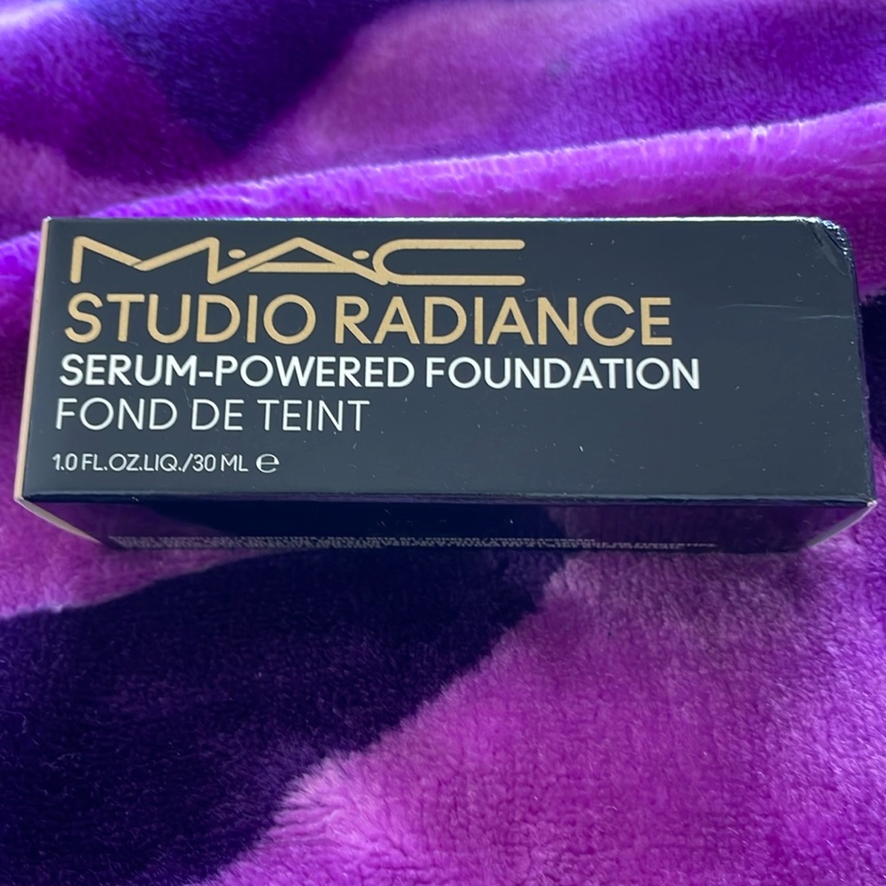 MAC Studio Radiance Serum Powered foundation